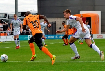 Đội bóng Anh đuổi việc HLV trưởng cùng 59 người vì COVID-19