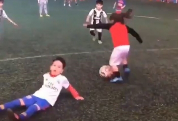 VIDEO: Bé gái rê bóng như Messi loại bỏ hàng loạt bạn nam