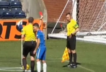 VIDEO: Trọng tài chính rút thẻ đỏ đuổi trọng tài biên vì buồn nôn