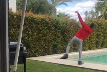 HÀI HƯỚC: Đánh cầu lông qua hàng rào vì bị cách ly do COVID-19