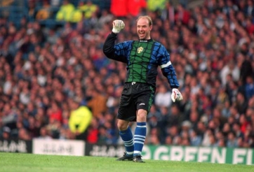 HÀI HƯỚC: Thủ môn 'trêu' khán giả xem World Cup