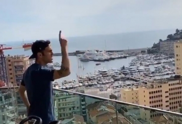 VIDEO: Cựu sao Chelsea ra ban công chửi nhau với hàng xóm