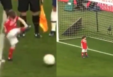 HÀI HƯỚC: Em bé cướp bóng của ban tổ chức rồi ghi bàn