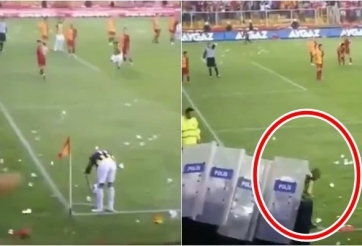 VIDEO: Cầu thủ được đoàn cảnh sát 'hộ giá' để đá phạt góc