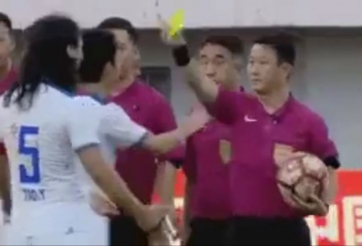 HÀI HƯỚC: Cầu thủ nhận thẻ vàng dù trận đấu chưa bắt đầu