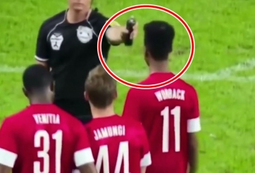 VIDEO: Cầu thủ 'tối tăm mặt mũi' vì dám cãi trọng tài