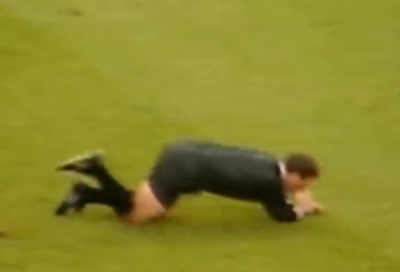 HÀI HƯỚC: Trọng tài thích thể hiện và cái kết sấp mặt