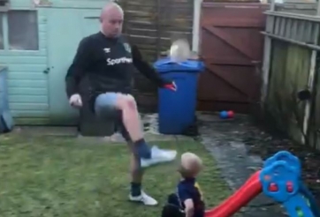 VIDEO: Bố đạp thẳng mặt con trai khi tâng giấy vệ sinh