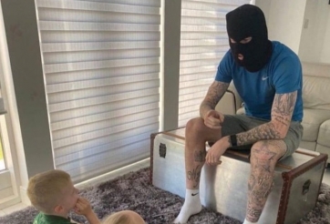 Cựu sao Ngoại hạng Anh gây phẫn nộ vì dạy con như khủng bố