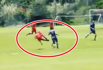 VIDEO: Cầu thủ song phi 'truy cùng diệt tận' đối phương