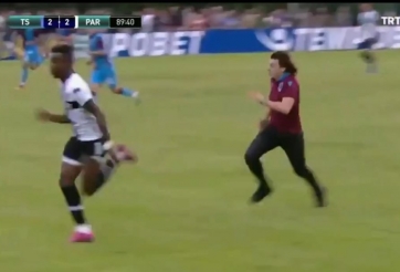 VIDEO: CĐV vào sân giúp đội nhà truy cản cầu thủ đối phương