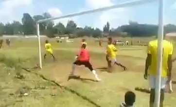 HÀI HƯỚC: Trọng tài bị thủ môn lừa vì khung thành không có lưới