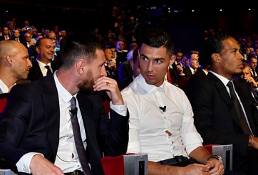 VIDEO: Ronaldo mời Messi ăn tối trước hàng trăm nghìn người chứng kiến