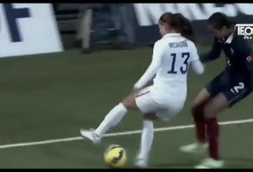 VIDEO: Chị em biểu diễn kỹ thuật bóng đá khiến cánh mày râu phải hổ thẹn