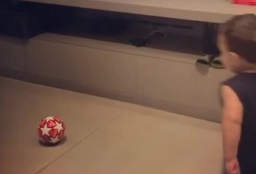 VIDEO: Em bé 'thánh Gióng' biết đá bóng khi mới hơn 1 tuổi