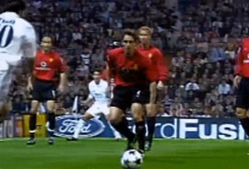 VIDEO: Toàn đội MU đứng hình trước siêu phẩm góc chết của Figo