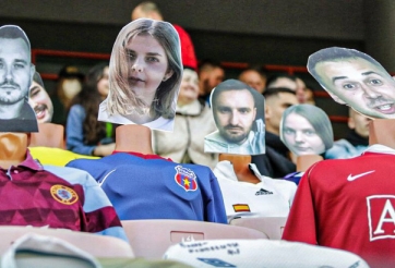 CĐV dùng 'hình nhân thế mạng' để cổ vũ giải VĐQG duy nhất đang thi đấu