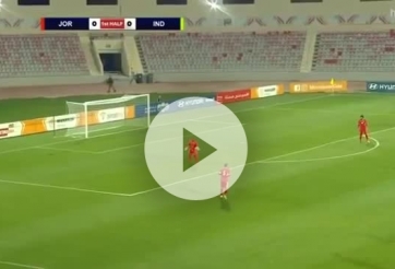 VIDEO: Thủ môn ghi bàn thắng không tưởng từ khoảng cách 90 mét