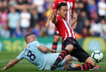 CLB Ngoại hạng Anh đầu tiên giảm lương cầu thủ