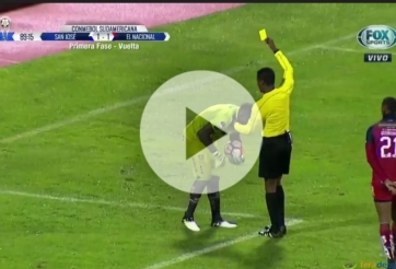 VIDEO: Thủ môn 'giãy đành đạch', vu cho trọng tài phạm lỗi