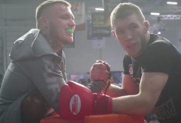 Thể thao siêu lạ ở Nga: Vật tay kết hợp boxing