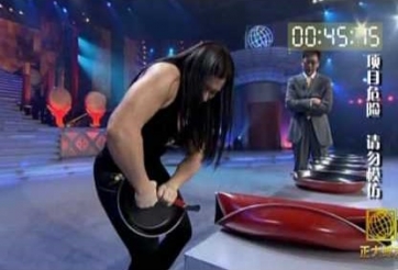 Nữ lực sĩ 'ngoài hành tinh' nhấc bổng 12 người đàn ông, cuộn tròn 5 chảo thép