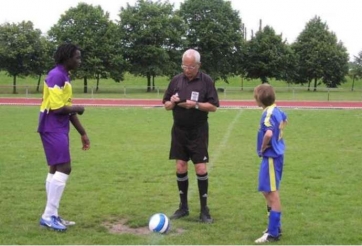 VIDEO: 'Người khổng lồ' xuất hiện ở giải U14 gây bão cộng đồng mạng