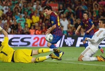 Ronaldo khuỵu gối trong bất lực nhìn Messi ghi bàn