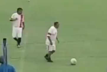 VIDEO: Ông già bụng phệ rê bóng qua cầu thủ trong sự ngỡ ngàng