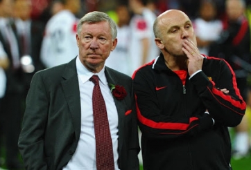 Công thần MU sợ mất việc vì nghịch bóng bay trước mặt Sir Alex