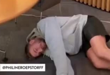 VIDEO: 'Chúa tể' Bendtner làm chó trên Tiktok