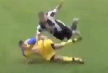 VIDEO: Khi cầu thủ đá bóng như đấu vật