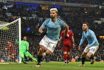 Aguero ngưỡng mộ đôi chân dài của hậu vệ Liverpool