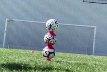 VIDEO: Sút 3 trái bóng vào lưới cùng lúc vượt qua giới hạn vật lý