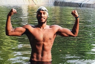 VĐV tập bơi với rùa để hướng đến Olympic Tokyo