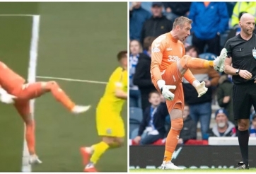 Thủ môn ngã 'chổng vó' khi đạp hụt đối phương