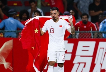 Báo Anh đưa tin Trung Quốc có 'đợt triệu tập lịch sử' với cựu sao Arsenal
