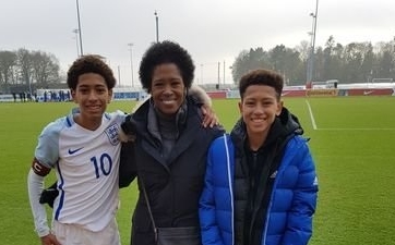 MU 'đánh cả cụm' anh em tài năng trẻ tuổi teen