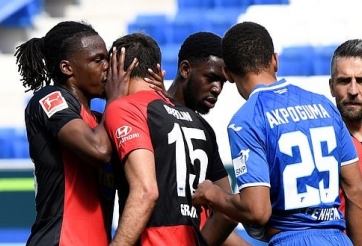 Cựu sao Man City gây phẫn nộ vì nụ hôn đồng giới ngày Bundesliga trở lại