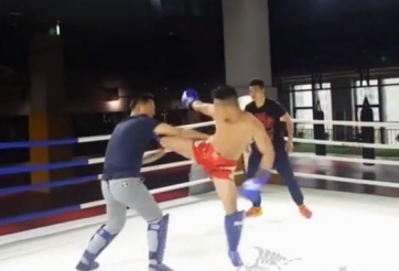 Võ sĩ Bát Quái Chưởng chấp đồ bảo hộ đấu MMA trong trận võ 40 giây