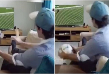 VIDEO: Cầu thủ sút bóng văng khỏi màn hình cực khó tin