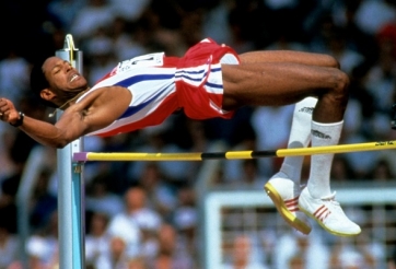 VIDEO: Cú nhảy thách thức cả nhân loại suốt 27 năm qua