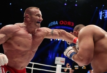 Người đàn ông khỏe nhất thế giới đè bẹp võ sĩ MMA bất bại sau 1 phút