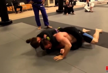 VIDEO: Gymer no đòn vì gây sự với nữ võ sĩ nhu thuật