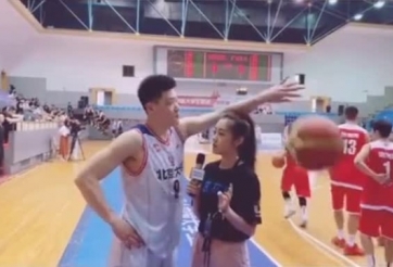 VIDEO: Màn 'anh hùng cứu mỹ nhân' cực ngầu của VĐV bóng rổ với nữ phóng viên