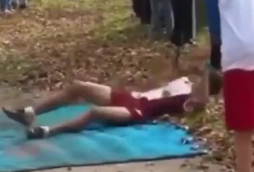 VIDEO: VĐV điền kinh làm đủ điều vật vã để được về đích