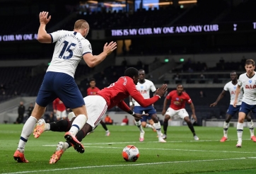 Hậu vệ MU nói gì với Pogba sau quả penalty?