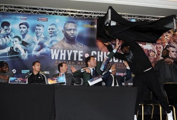 VIDEO: Đang họp báo, võ sĩ nhấc bổng bàn ném thẳng vào đối thủ