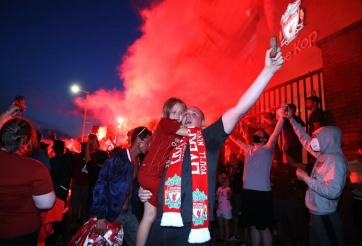 ẢNH: Fan Liverpool 'quẩy tung nóc' với chức vô địch Ngoại hạng Anh