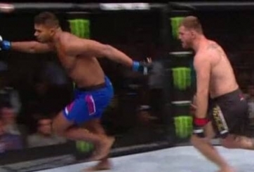 Hai võ sĩ MMA 'chơi rượt đuổi' thành trò cười cho dân mạng